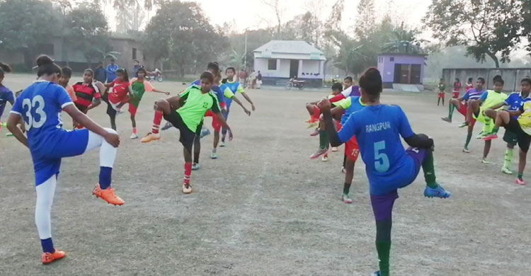 অনুশীলনে ব্যস্ত কিশোরীরা