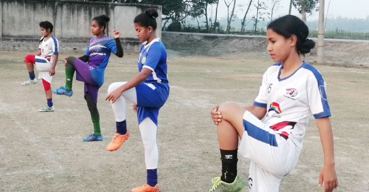 অনুশীলনে নিজেদের তৈরি করছে কিশোরীরা