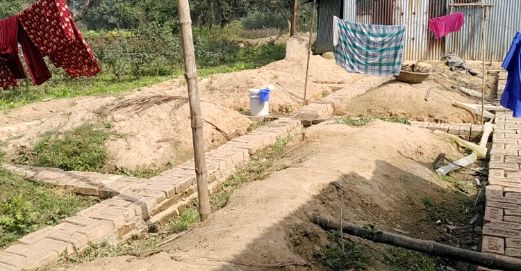 টাকা নিয়ে ঘর নির্মাণ শুরু করেও শেষ করা হয়নি