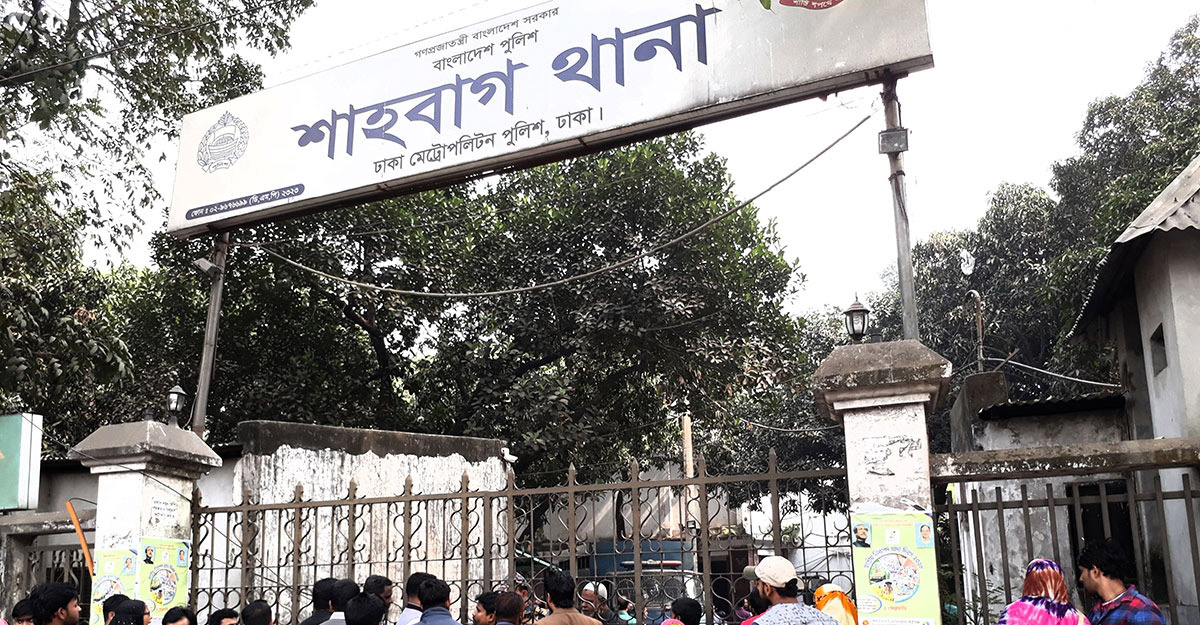 ছিনতাইয়ের অভিযোগে ঢাবি শিক্ষার্থী আটক