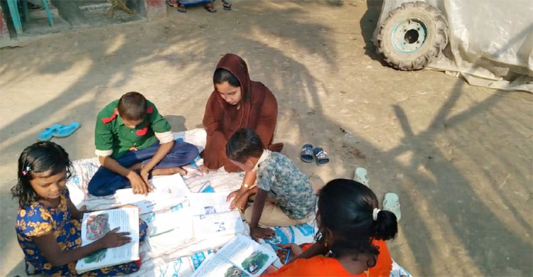 শিক্ষার্থী পড়াচ্ছেন শাহিদা