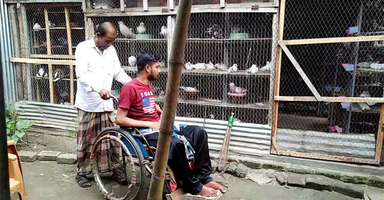হুইলচেয়ার ঠেলে দিচ্ছেন অপুর বাবা