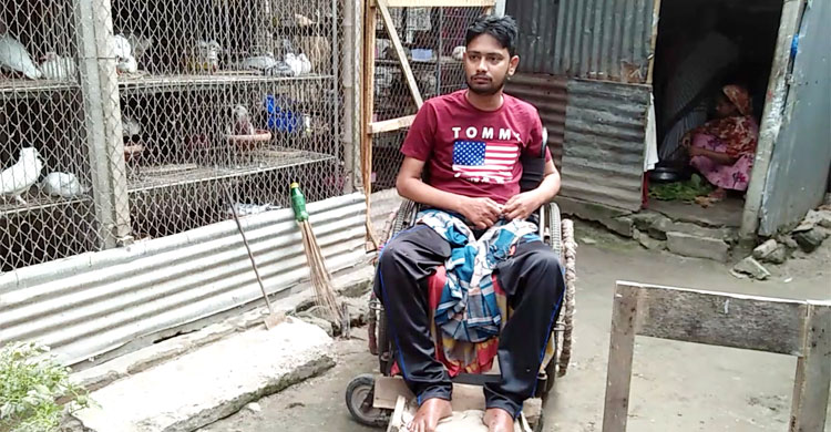 হুইলচেয়ারে বসে আছেন অপু