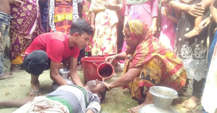 শিশুর বাবা শহিদুল ইসলাম অজ্ঞান হয়ে যান