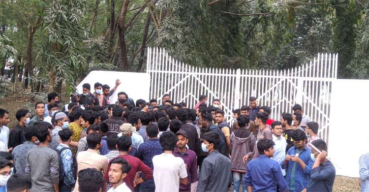 হলের সামনে শিক্ষার্থীদের অবস্থান