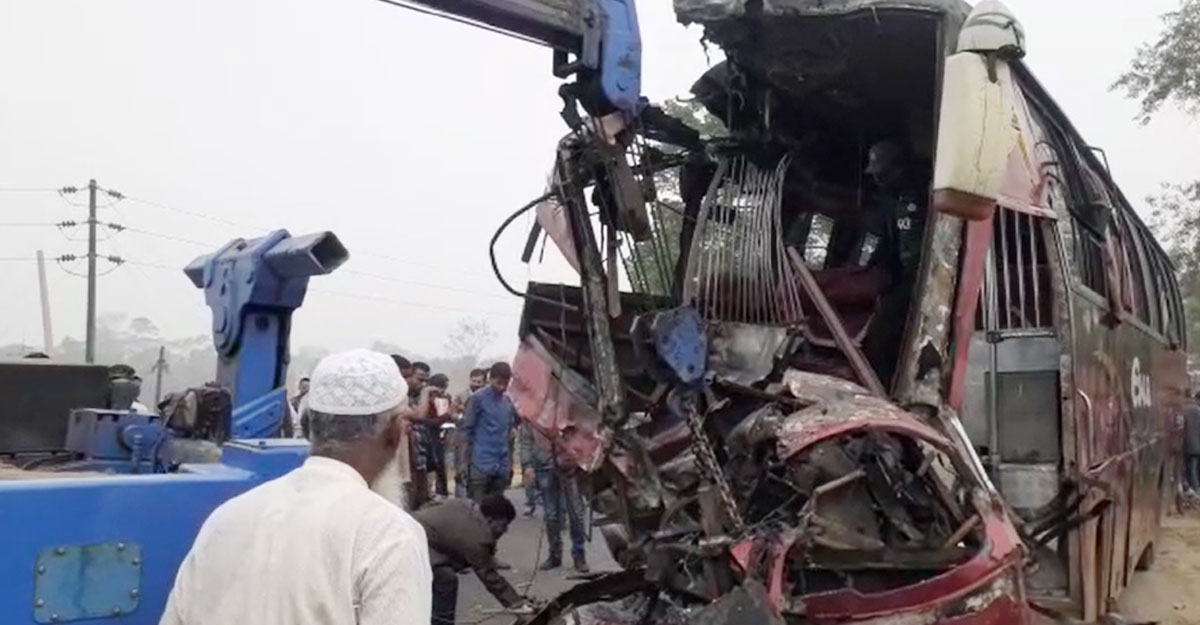 দুর্ঘটনার পর আধা ঘণ্টা বাসে আটকে ছিলেন যাত্রীরা