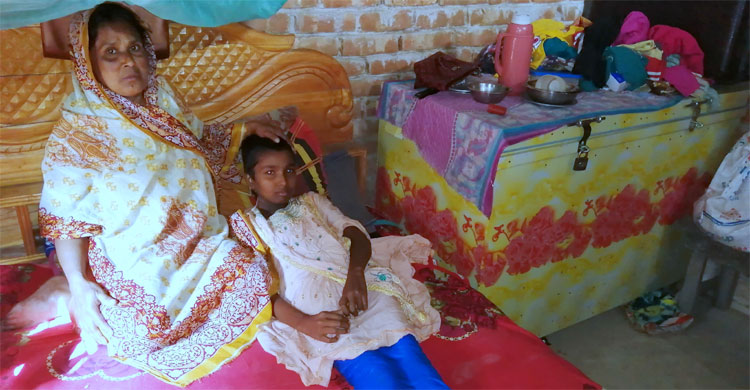 ঘরেই কাটছে মনীষার জীবন