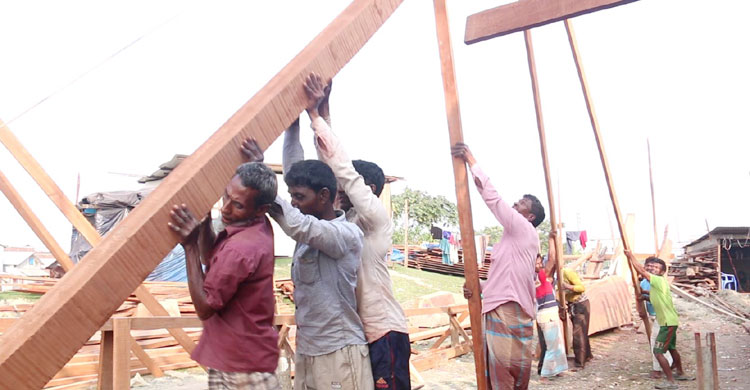 ট্রলার তৈরিতে হাত দিয়েছেন সবাই