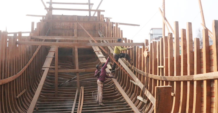 ট্রলারের ভেতরের অংশে মেরামত হচ্ছে