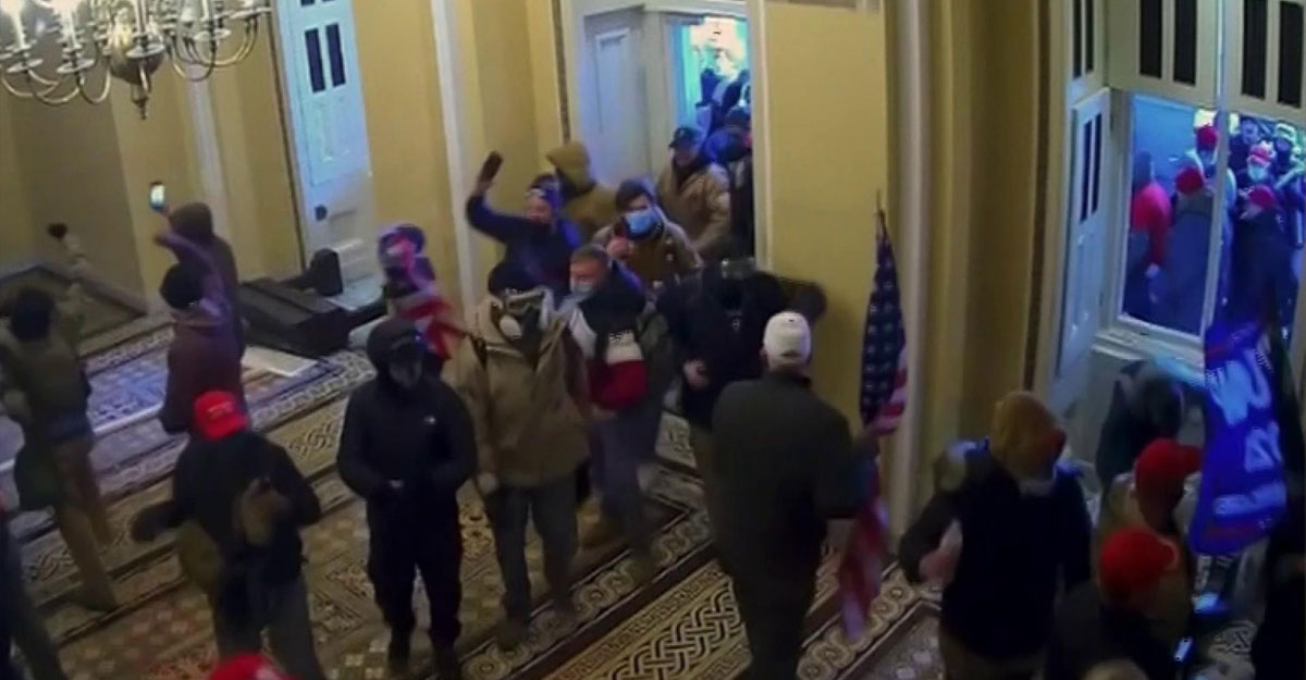 ক্যাপিটলে হামলার নতুন ভিডিও সামনে আনলেন ডেমোক্র্যাটরা