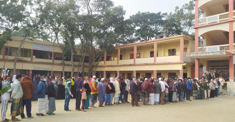 চাঁদপুরের হাজীগঞ্জে ভোটারের উপস্থিতি