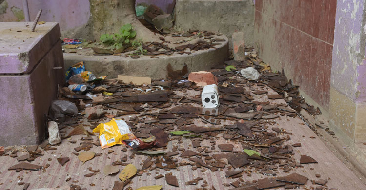 আওয়ামী লীগের নেতাদের বাড়িতে ভাঙচুর চালানো হয়