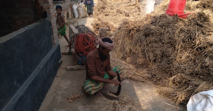 দৃষ্টিশক্তি না থাকলেও অভিজ্ঞতা দিয়ে এভাবেই কাজ করেন নাসির