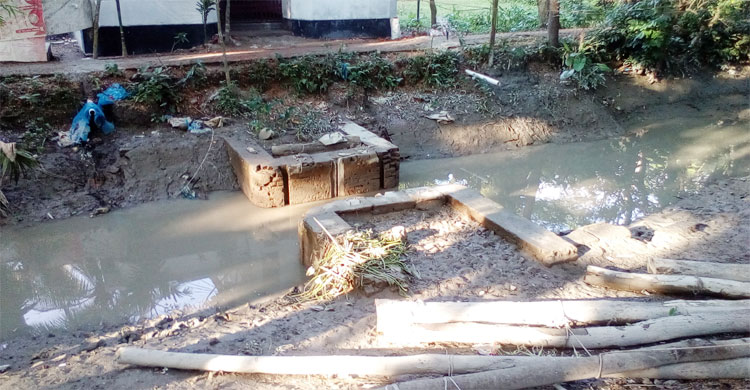 ঝালকাঠির কিফাইতনগরের খালে স্লুইসে লোহা-স্টিল না থাকলেও আছে আগের অবয়ব