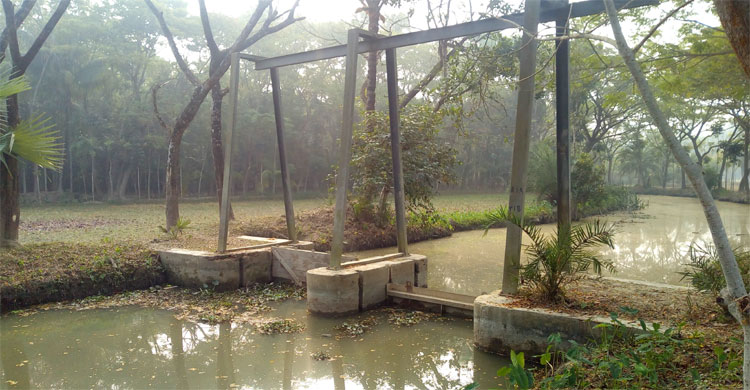 রাজাপুর উপজেলার উত্তর নারিকেলবাড়িয়ার স্লইসগেট