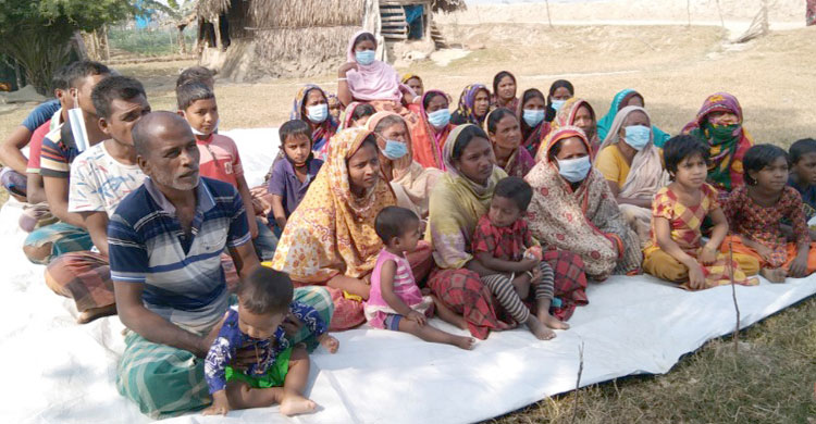 নিজ বাড়ির আঙিনায় পাটি বিছিয়ে চলে তাদের লেখাপড়া