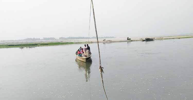 দীর্ঘদিন ধরে দড়ি টেনে পারাপার হচ্ছে মানুষ