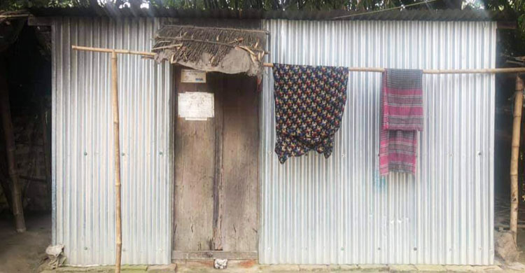 এই জরাজীর্ণ ছাপড়ায় বসবাস করছেন কদবানু