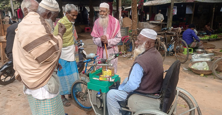 এলাকাবাসী সরকারের কাছে রজ্জব আলীর জন্য একটি ঘরের দাবি জানান