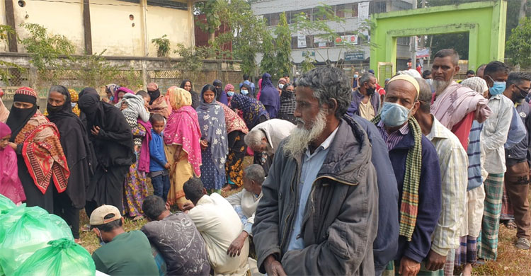 খাবারের জন্য অপেক্ষা করছেন অসহায় মানুষ