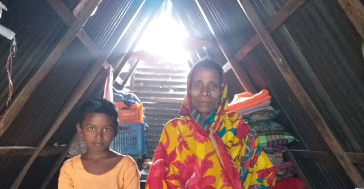 দোচালা খোলামেলা ঘরে এভাবেই বসবাস করেন জহুরা