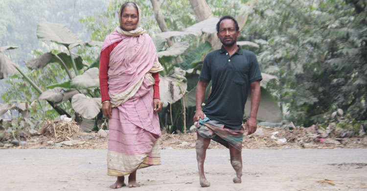 মায়ের সঙ্গে রতন সাহা