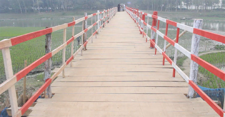 সেতুর ওপরের অংশে কাঠ বিছানো হয়েছে