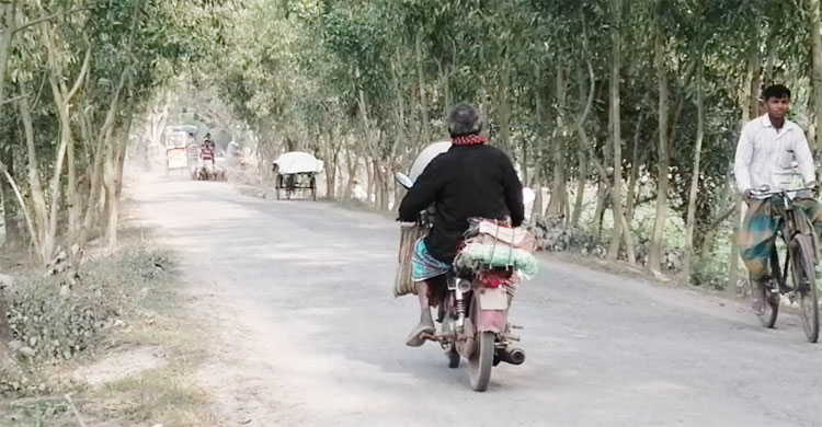 ১০ বছর ধরে মোটরসাইকেলে একটা ব্যাটারি আর মাইক বেঁধে চিলে নজরুলের ব্যবসা