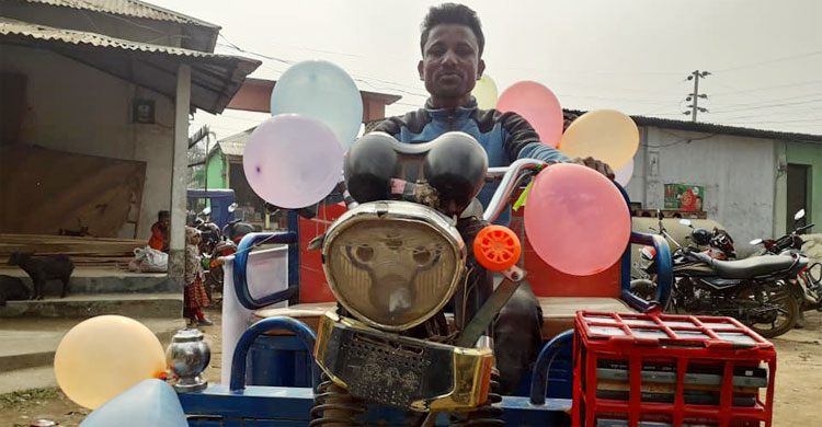 রিকশায় করে পথ পাঠাগারের বই বিতরণ