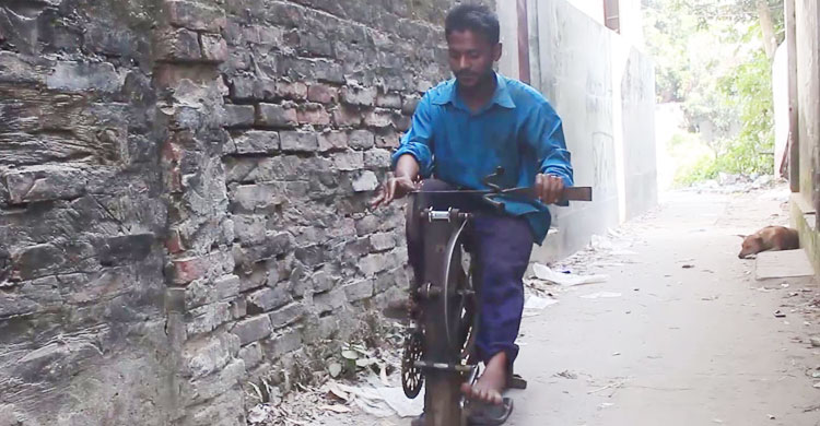 শোঁ শোঁ শব্দ তুলে শাণ দিচ্ছেন কায়েছ