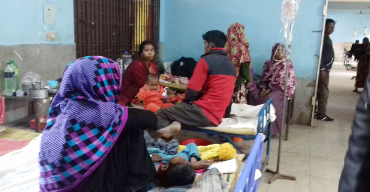 শিশু রোগীদের চিকিৎসা চলছে হাসপাতালে