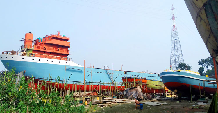বিভিন্ন ডকইয়ার্ডে তৈরি হচ্ছে ছোট-বড় নানা আকৃতির জাহাজ