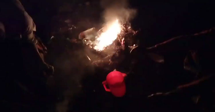 রাতে পোড়ানো হচ্ছে প্লাস্টিক