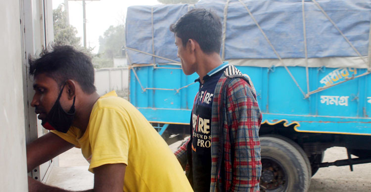 বাড়তি টোল পরিশোধ করছেন এক ট্রাকচালক