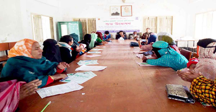 ২১ গ্রাম থেকে ২৫ বেকার নারী সেলাই প্রশিক্ষণে অংশ নেন