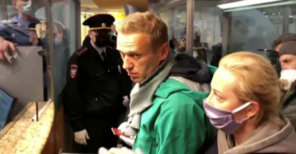 দেশে ফিরেই গ্রেপ্তার পুতিনবিরোধী নেতা