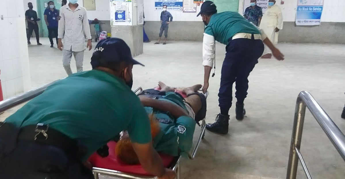 রাজধানীতে মাইক্রোবাসের ধাক্কায় পুলিশ নিহত