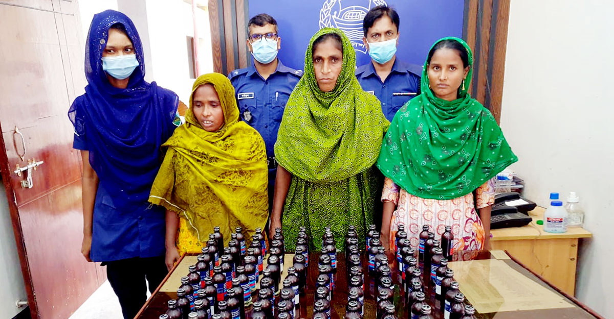 ১০১ বোতল ফেনসিডিল নিয়ে ঢাকায় যাচ্ছিলেন ৩ নারী