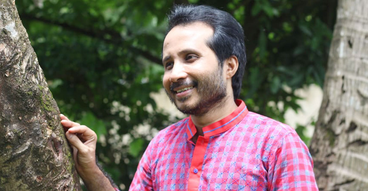 জন্মদিনে শ্রোতাদের বৃষ্টির গান উপহার দিচ্ছেন সমরজিৎ