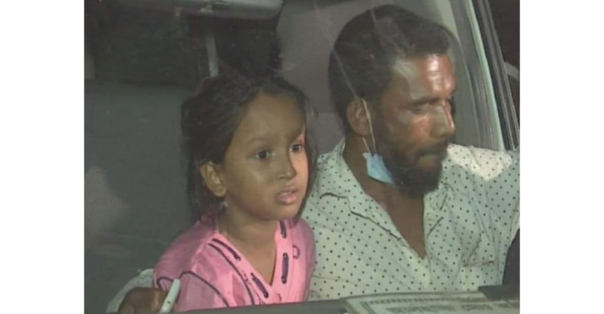 মা-বাবা দুই বোনের লাশ নিয়ে বাড়ি গেল মীম