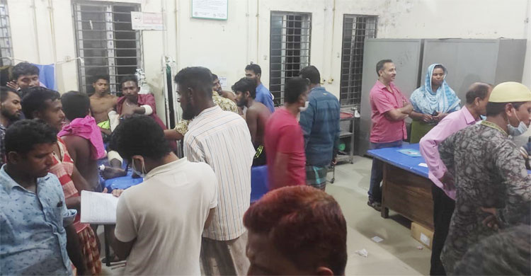 আহতদের হাসপাতালে ভর্তি করা হয়