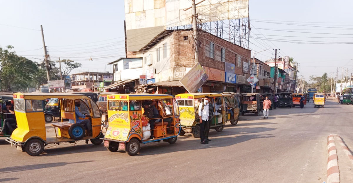 বরিশালে থ্রি-হুইলারের দাপট, ভাড়া কয়েক গুণ