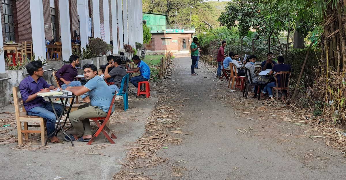 খোলা আকাশের নিচেই চলছে বিসিএসের প্রস্তুতি