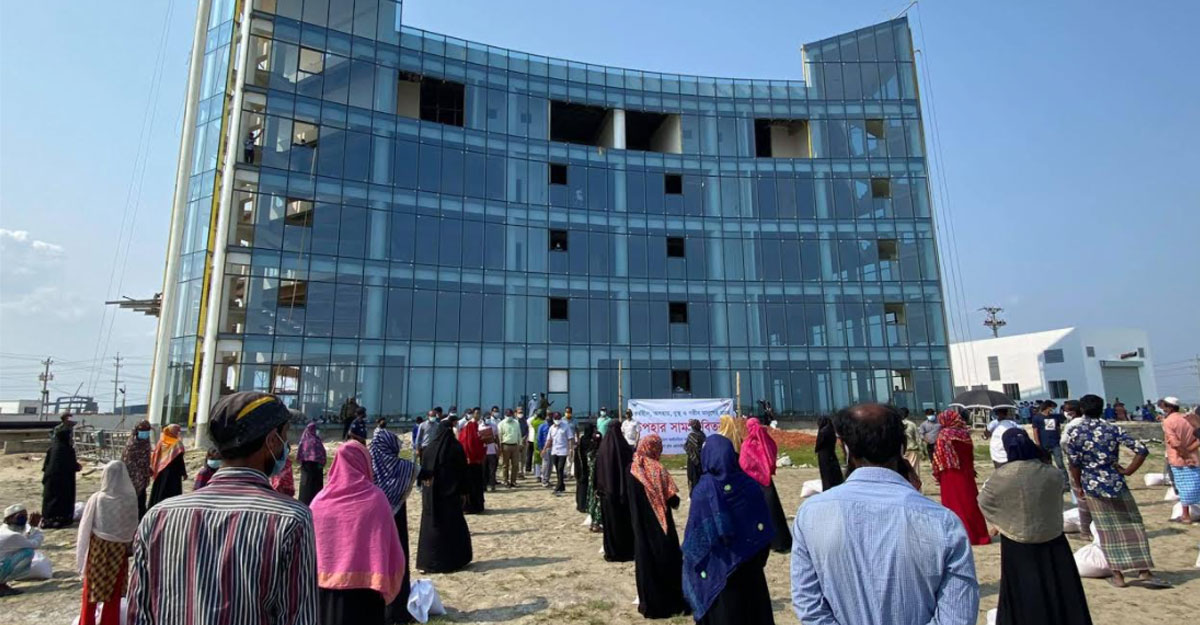 বঙ্গবন্ধু শিল্পনগরীতে ৫০০ পরিবারকে উপহার সামগ্রী দিয়েছে বেজা