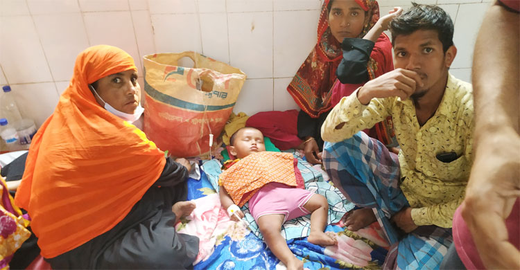 ডায়রিয়ায় আক্রান্ত শিশুকে নিয়ে বসে আছেন স্বজনরা