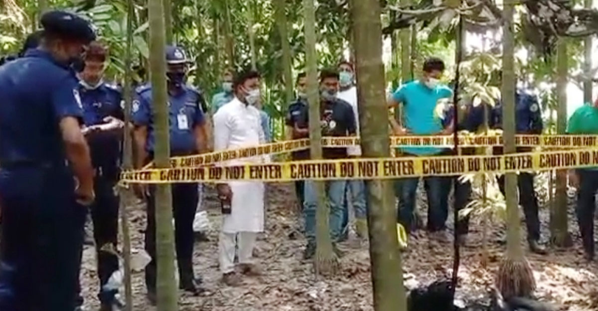 মাথা কেটে নিয়ে পুড়িয়ে দেওয়া হলো দুই যুবকের লাশ