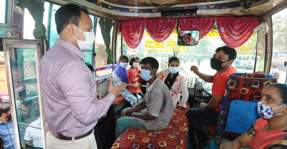 আসনের অতিরিক্ত যাত্রী নেওয়ায় ৬ চালককে জরিমানা