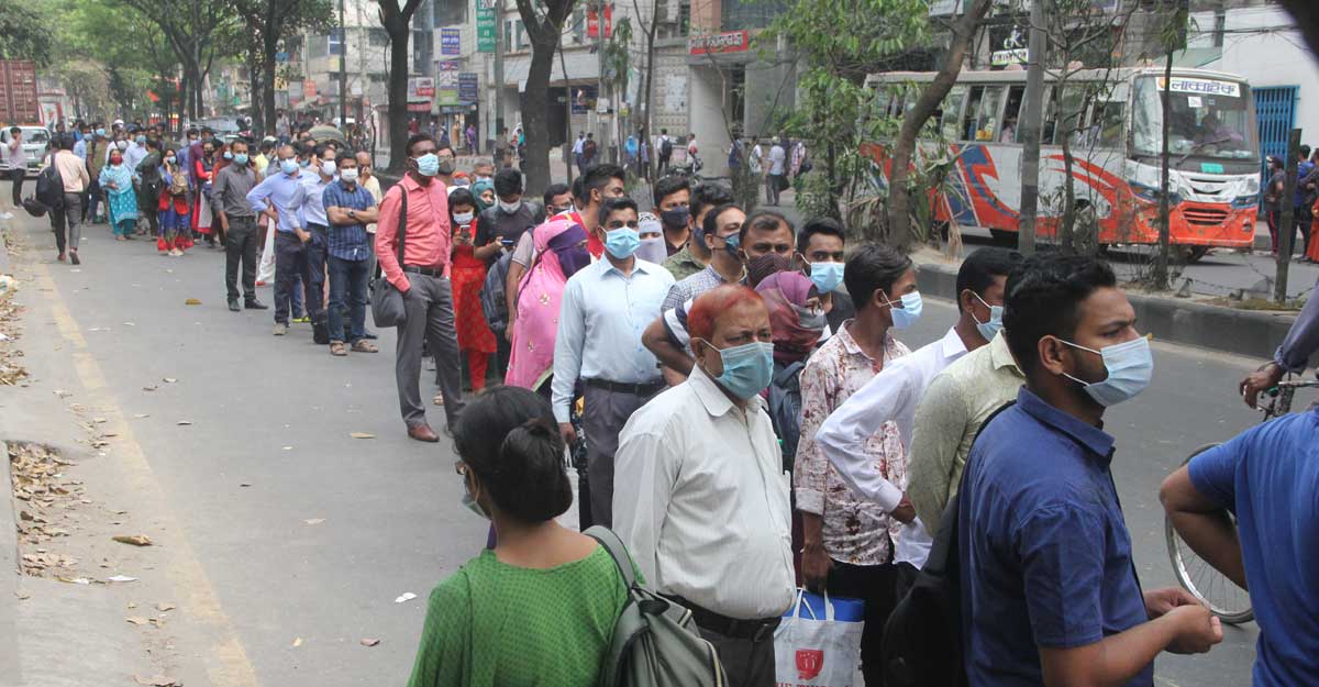 প্রথম দিনের বড় চ্যালেঞ্জ বাসে উঠতে পারা