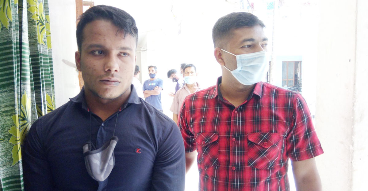 ফাঁসির আসামিদের ছাড়াতে গিয়ে পুলিশ কর্মকর্তা ধরা