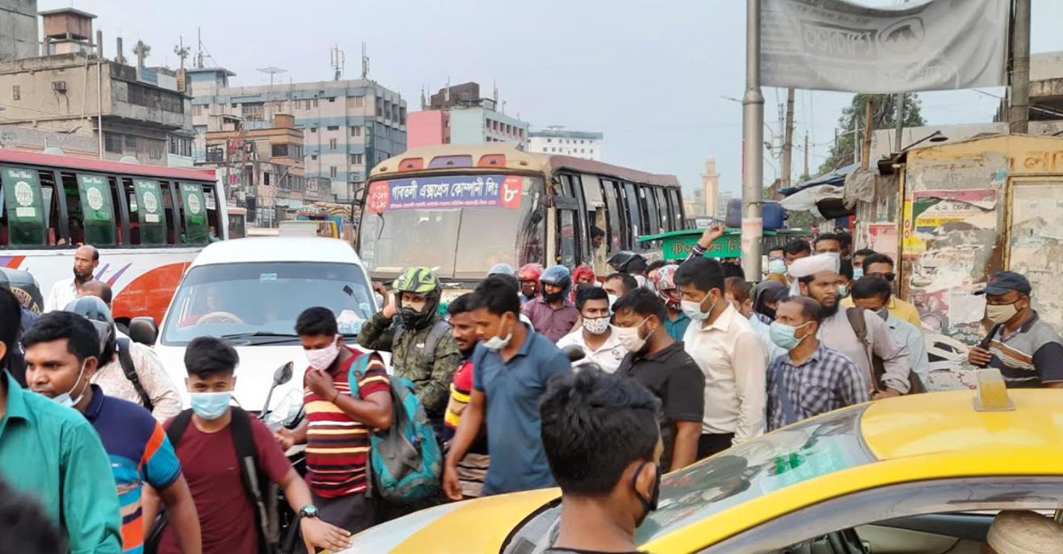 নিষেধাজ্ঞাতেও যাত্রী নিয়ে পাটুরিয়া যাচ্ছে সিটির বাস